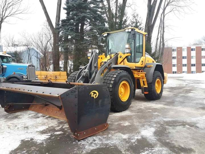 Chargeuse avec lame de déneigement Québec