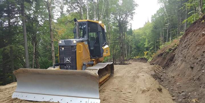 Préparation et égalisation de sols pour construction