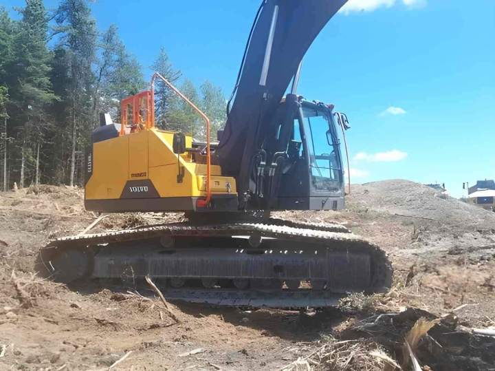 Opération de nettoyage de terrain forestier Québec