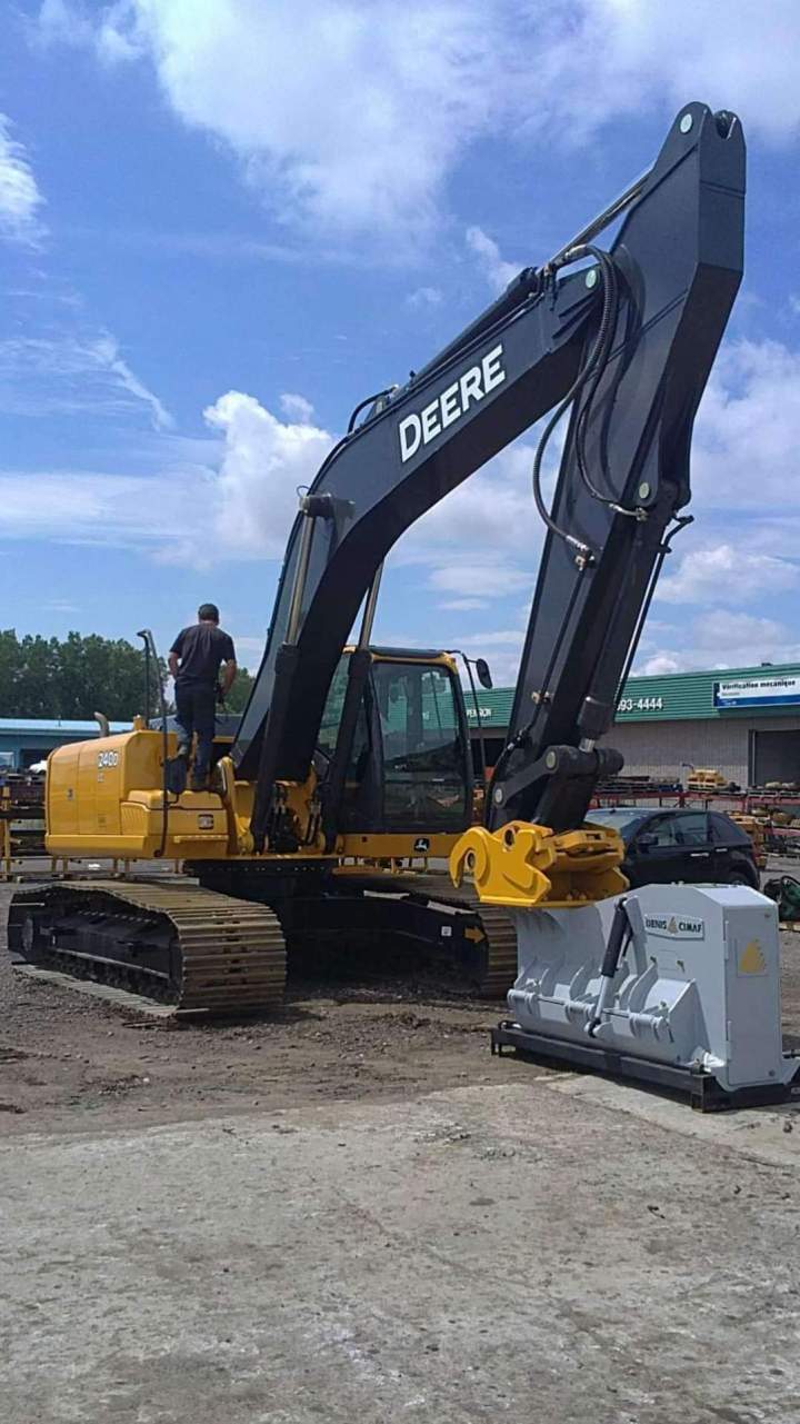 Pelleteuse pour travaux de nivellement et de terrassement Québec